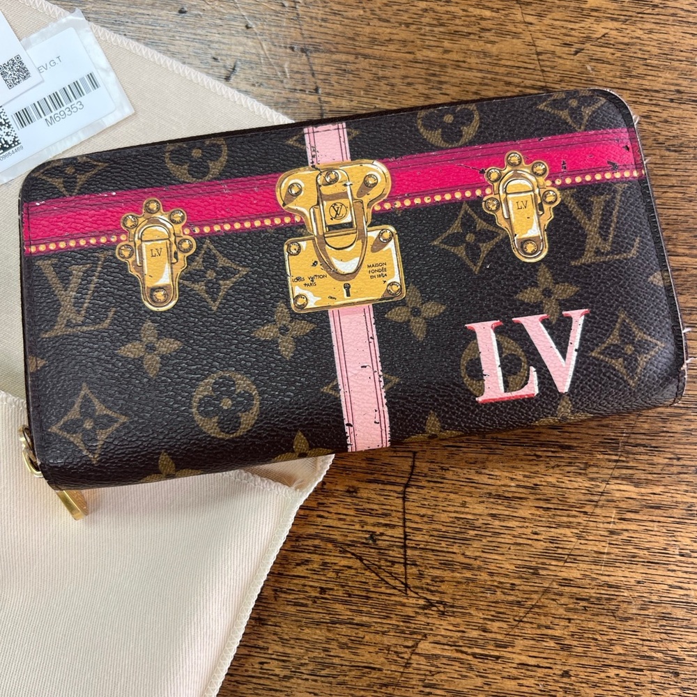 LOUIS VUITTON
Monogram Summer Trunks Zippy Wallet